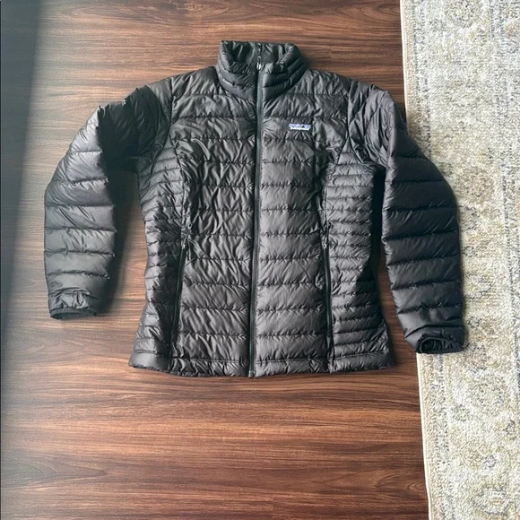 Patagonia: Women's Down Sweater™ Jacket - Picture 2 of 4